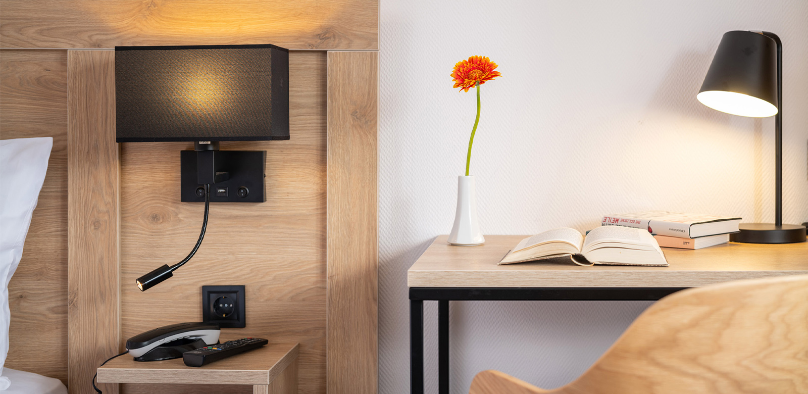 Bedside reading nook in a Superiorzimmer at Hotel Jean-Paul